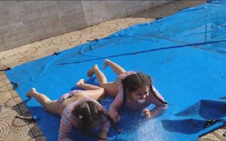 bellas irmãs playing in the pool