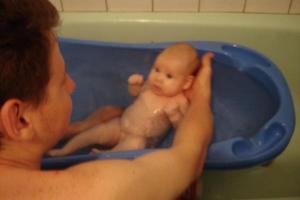 Bathing babies! Cuuute!