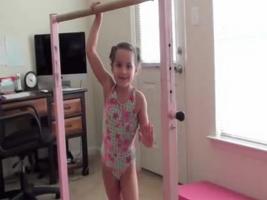Linda chiquita gimnasta (Cute gymnastic little girl)