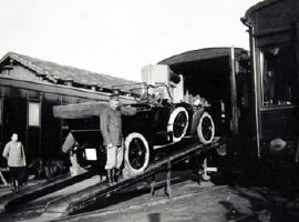 В 1912 году при поездке из Петербурга в Крым автомобиль можно было грузить в поезд