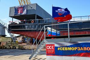 Спуск нового плавкрана в Севастополе